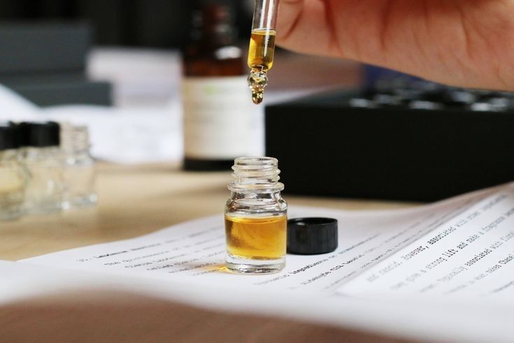 انواع عطر از نظر غلظت اسانس و ماندگاری (راهنمای کامل ۱۴۰۴)